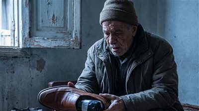بنته سافرت بعد جوازها وبعتتله جزمة…ولما فتحها بعد شهرين…